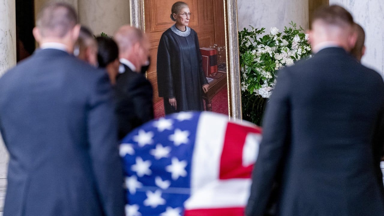 Der mit einer amerikanischen Flagge bedeckte Sarg mit dem Leichnam der US-Richterin Ruth Bader Ginsburg wird in den Supreme Court getragen.