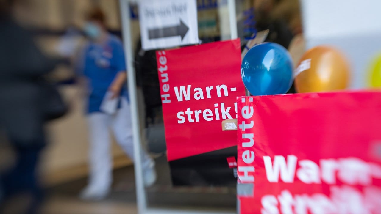 "Warnstreik!" im Klinikum Gütersloh: Da die zweite Runde der Tarifverhandlungen mit den öffentlichen Arbeitgebern von Bund und Kommunen in Potsdam ergebnislos geblieben war, hatten die Gewerkschaften Warnstreiks angekündigt.