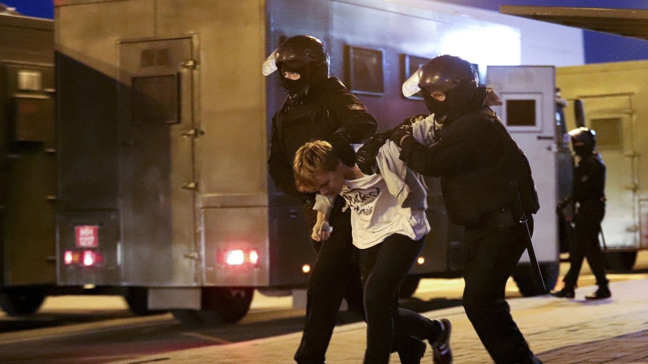 Polizisten führen in Minsk einen Demonstranten ab.