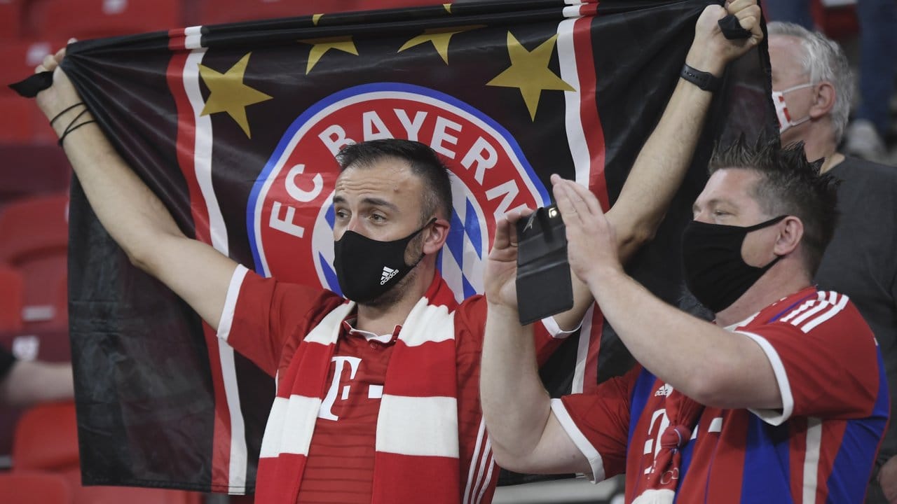 Auch Fans des FC Bayern München feuerten ihr Team an. Auch Fans des FC Bayern München feuerten ihr Team an.