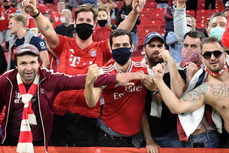 Bayerns Fans jubeln nach dem Spiel über ihren Sieg.