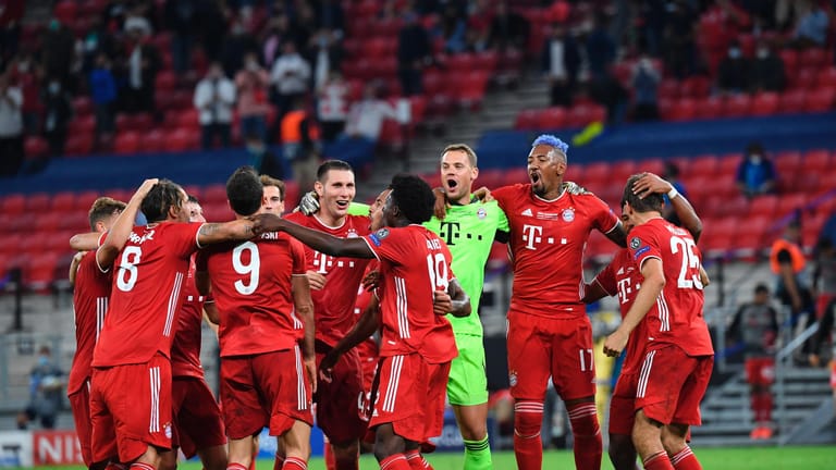 Abpfiff in Budapest: Bayerns Spieler jubeln nach dem Spiel über ihren Sieg.