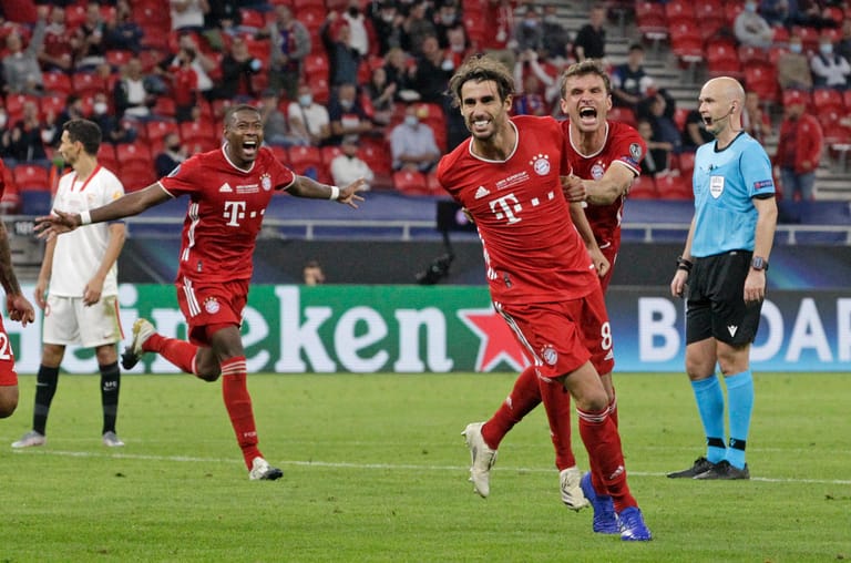 Bayerns Javi Martinez (M) jubelt mit seinen Mannschaftskollegen über sein Siegtor zum 2:1. 20 Minuten später stehen die Münchner als Supercup-Sieger fest. t-online präsentiert Ihnen die schönsten Feierbilder.