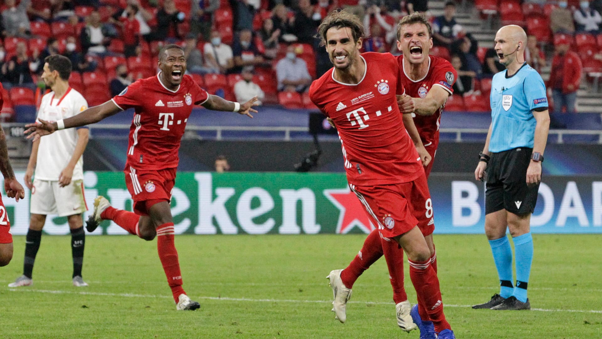 Bayerns Javi Martinez (M) jubelt mit seinen Mannschaftskollegen über sein Siegtor zum 2:1. 20 Minuten später stehen die Münchner als Supercup-Sieger fest. t-online präsentiert Ihnen die schönsten Feierbilder.