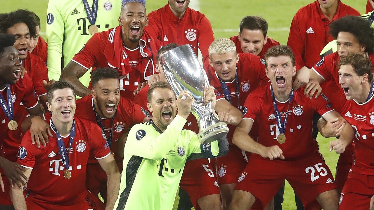 Bayerns Torhüter Manuel Neuer reckt die Trophäe des UEFA-Supercups in den Budapester Abendhimmel. Bayerns Torhüter Manuel Neuer reckt die Trophäe des UEFA-Supercups in den Budapester Abendhimmel.