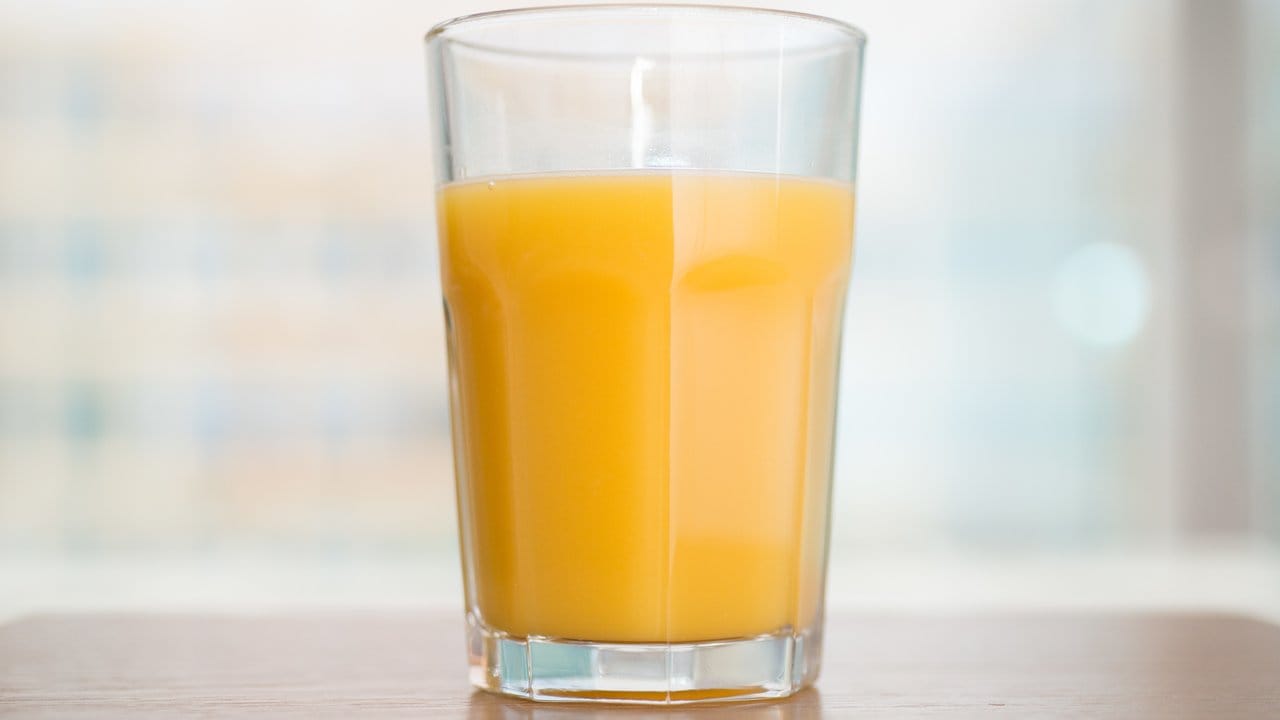 Den Orangensaft zum Frühstück trinkt man seinen Zähnen zuliebe lieber in großen Schlücken.