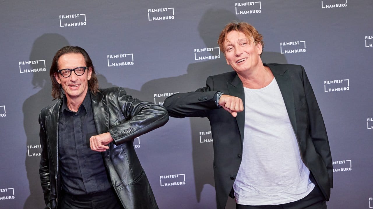 Greetings auf dem roten Teppich: Oskar Roehler (l) und Oliver Masucci. Greetings auf dem roten Teppich: Oskar Roehler (l) und Oliver Masucci.