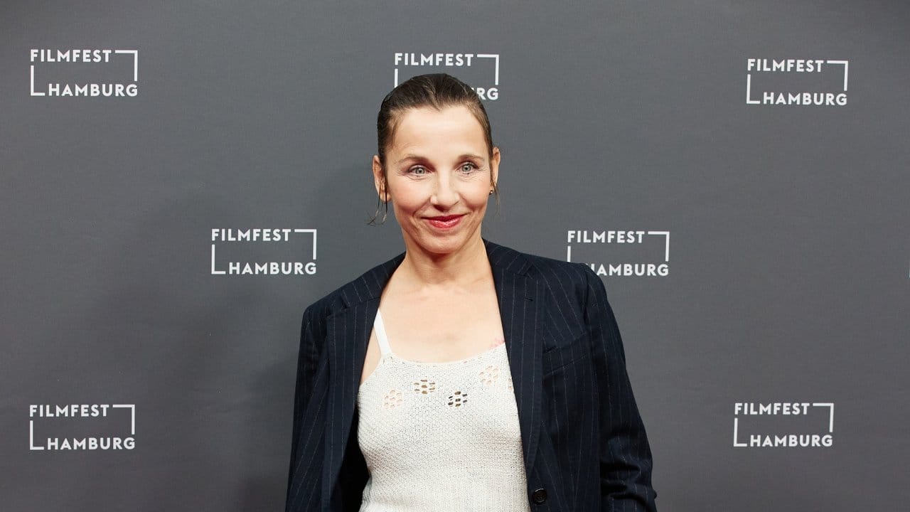 Meret Becker sang zur Eröffnung des Filmfestes Hamburg mehrere Lieder. Meret Becker sang zur Eröffnung des Filmfestes Hamburg mehrere Lieder.
