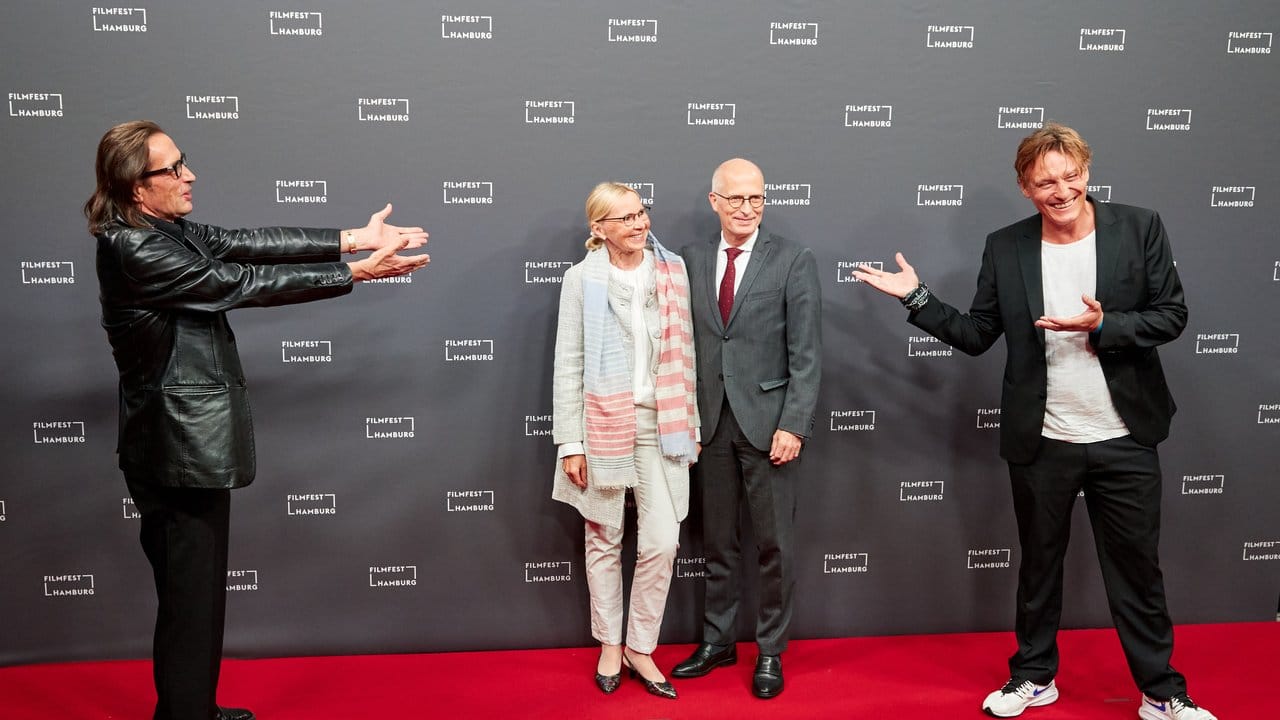 Oskar Roehler und Oliver Masucci präsentieren Eva-Maria und Peter Tschentscher. Oskar Roehler und Oliver Masucci präsentieren Eva-Maria und Peter Tschentscher.