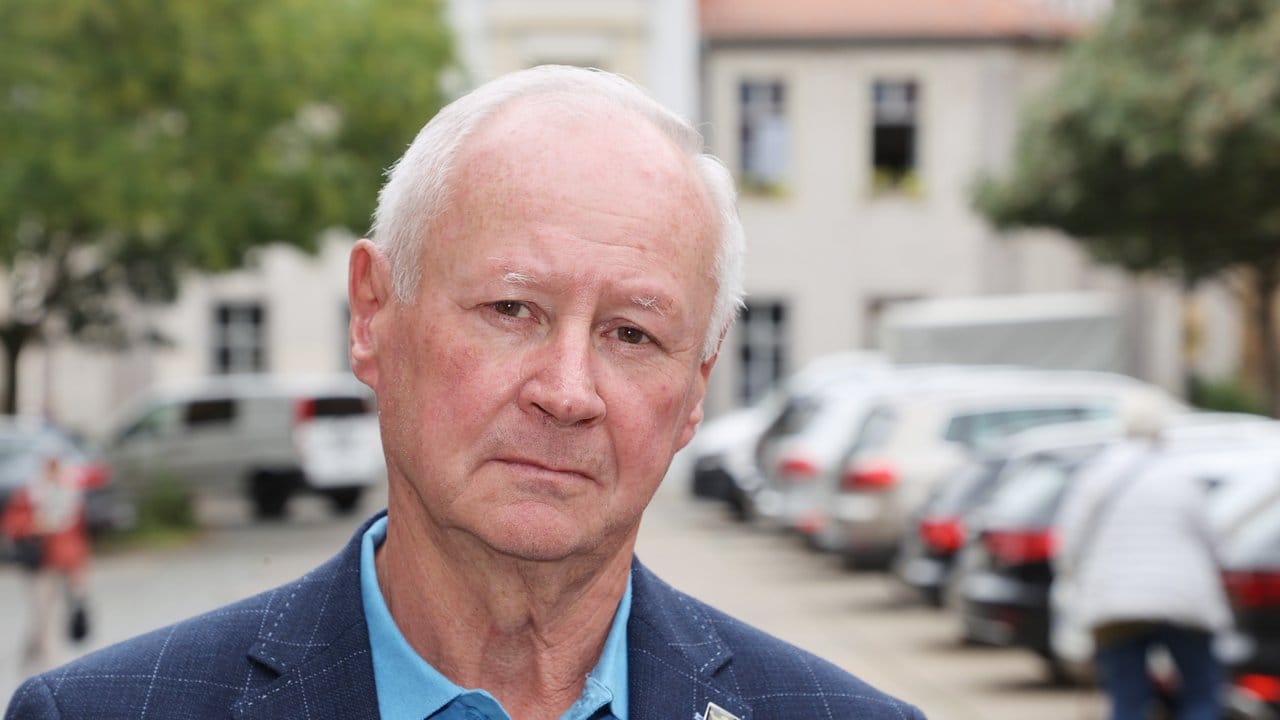 Reinhard Etzrodt (AfD), der zum Vorsitzenden des Stadtrates gewählt wurde.