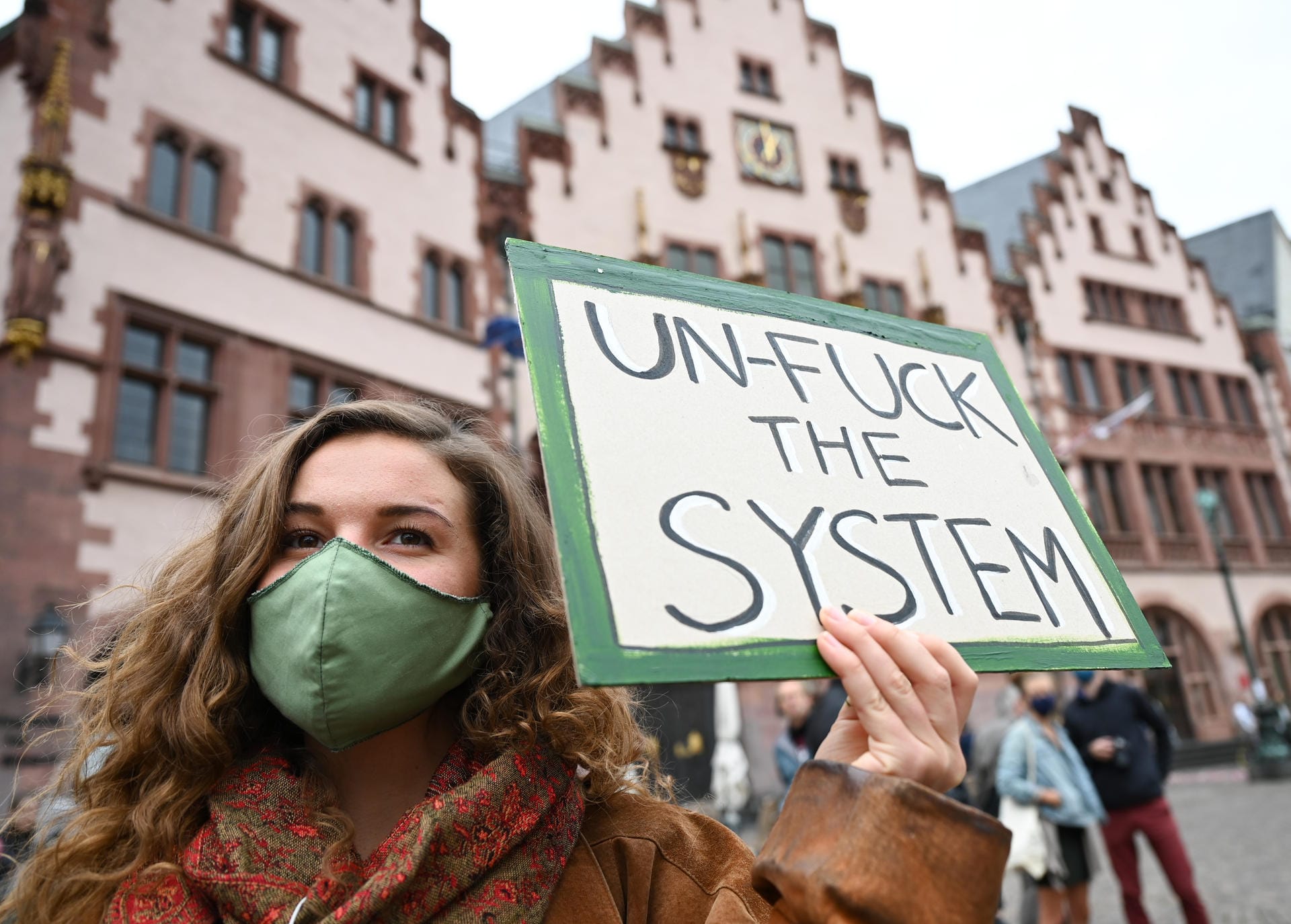 Frankfurt: "Un-Fuck the System" steht auf dem Schild der Demonstrantin. In Frankfurt. In der Main-Metropole waren drei Demo-Züge angemeldet, mit einer Abschlussveranstaltung am Mainufer.