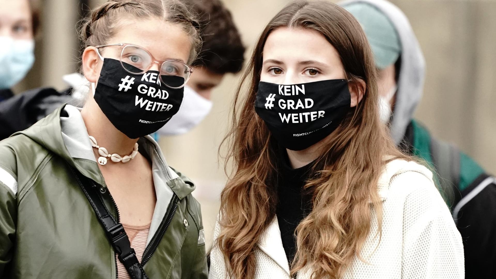 Berlin: Die Klimaschützerin Luisa Neubauer (r.) kündigte an, dass die Bewegung trotz der Beschränkungen in der Corona-Pandemie weiter für ihre Ziele kämpfen wird. "Wir werden im nächsten Jahr alles, was in unserer Macht steht, dafür tun, dass diese Bundestagswahl die erste ist, in der jede demokratische Partei einen 1,5-Grad-Plan hat".