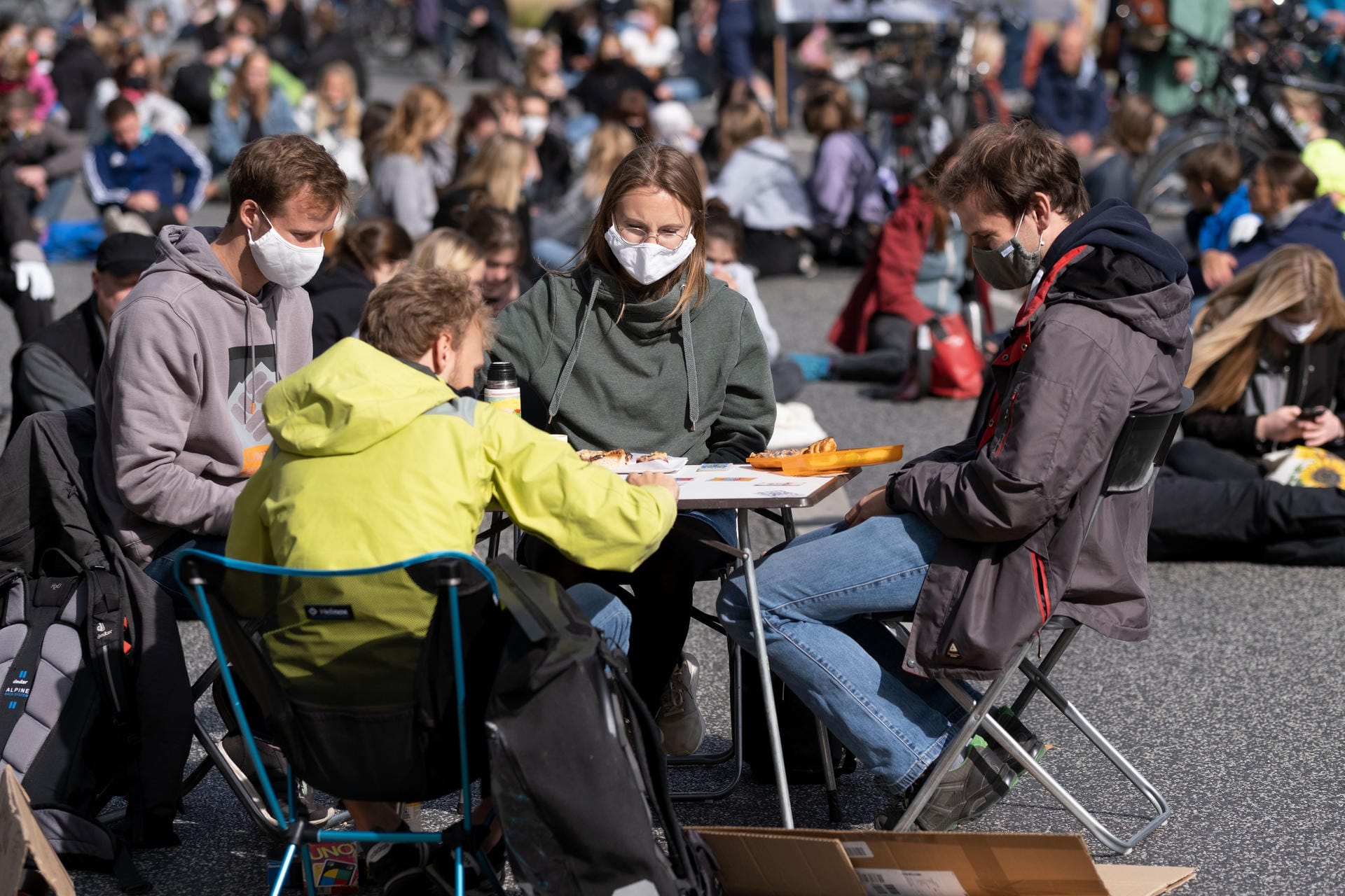 Hannover: Teilnehmer spielen Karten während des globalen Klimastreiks: "Fridays for Future" will wieder auf den Straßen Präsenz zeigen.