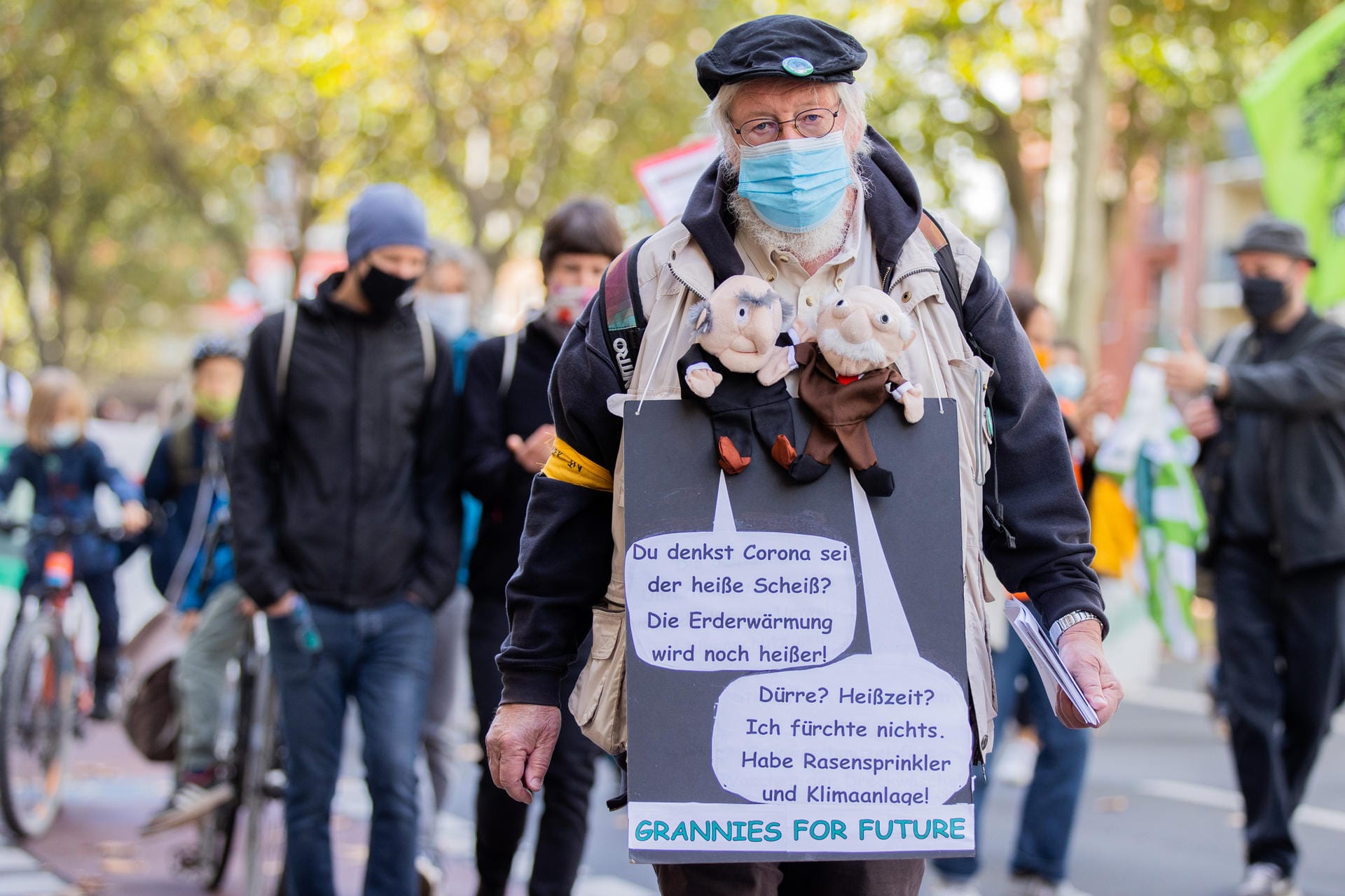 Köln: Ein Aktivist mit einem Schild, dass sich mit Corona und dem Klimawandel auseinandersetzt. In der Domstadt waren zwischen 2.000 bis 3.000 Teilnehmer bei der Demo dabei.