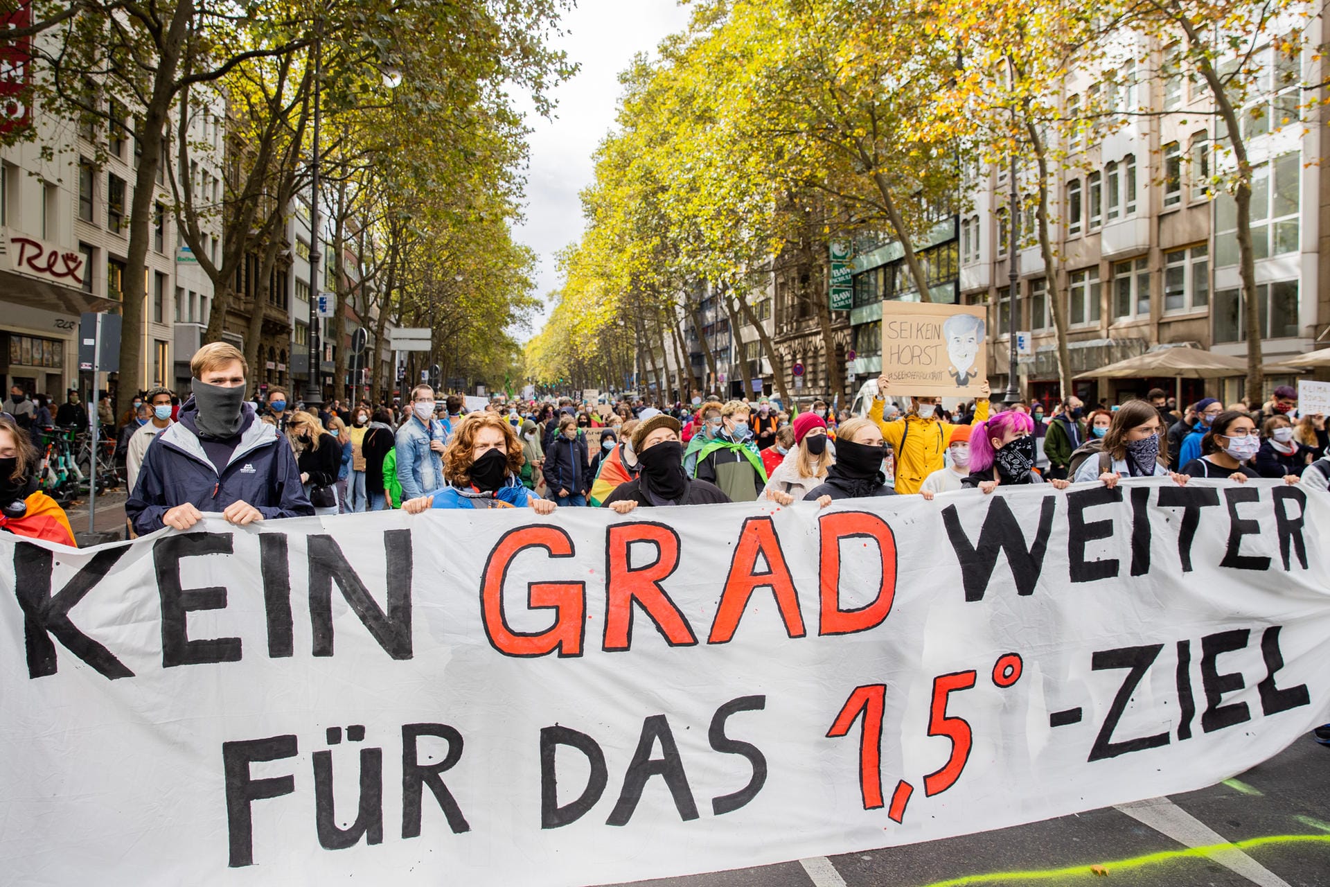 Köln: Aktivisten versammeln sich beim sechsten globalen Klimastreik von Fridays for Future (FFF) und halten ein Banner mit der Aufschrift "Kein Grad weiter für das 1,5 Grad-Ziel".