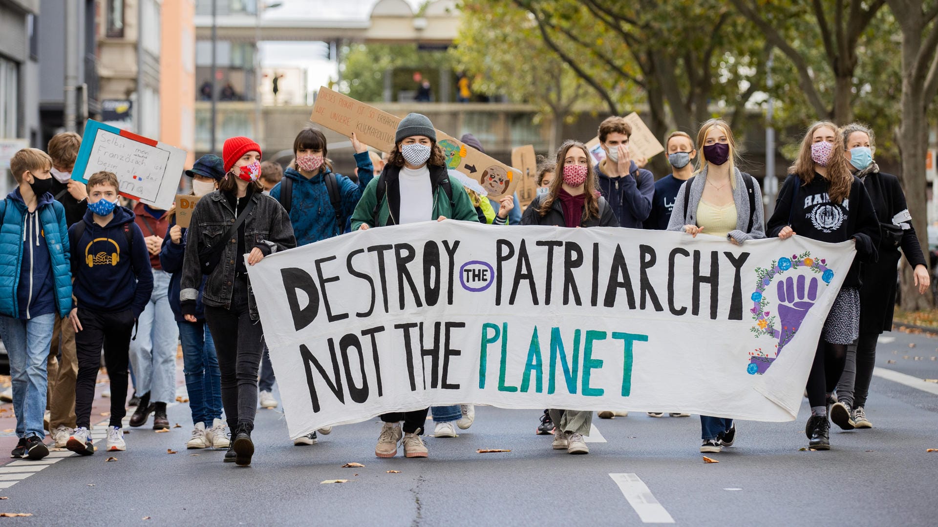 Köln: Aktivisten halten ein Banner mit der Aufschrift "Destroy The Patriarchy Not The Planet" hoch.