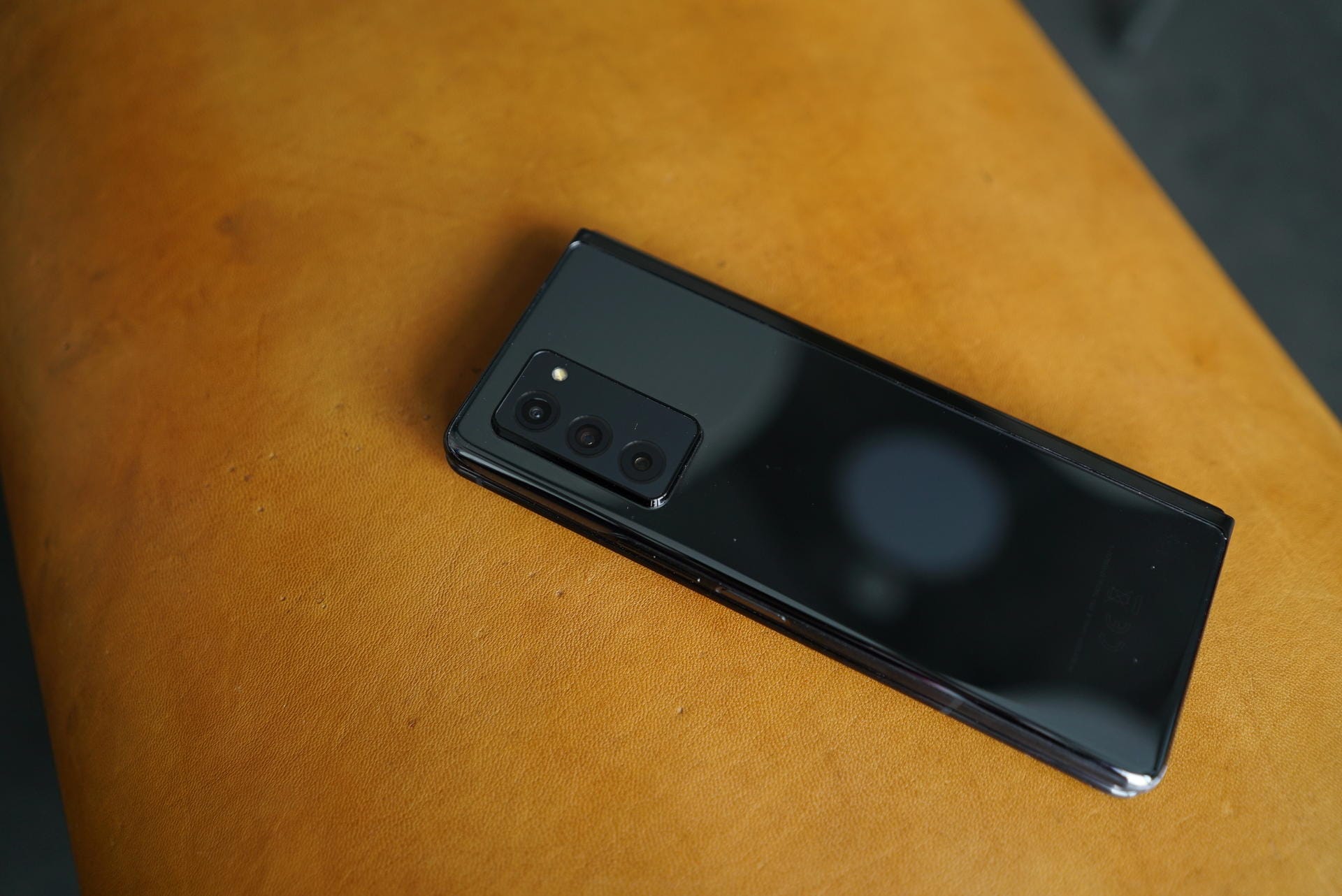 Die beiden Selfie-Kameras auf dem kleinen und großen Bildschirm lösen mit jeweils mit 10 Megapixeln auf, die drei Hauptkameras mit 12 MP.