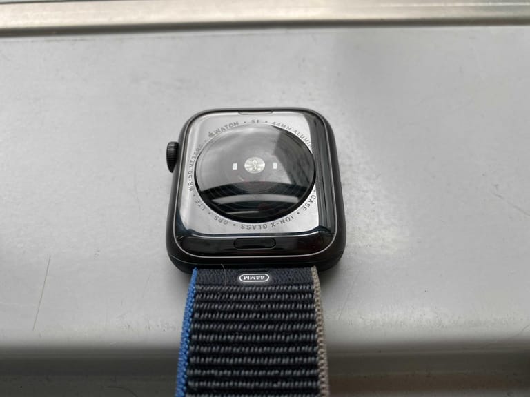 Auf der Rückseite der Watch SE sind weniger Sensoren zu erkennen.