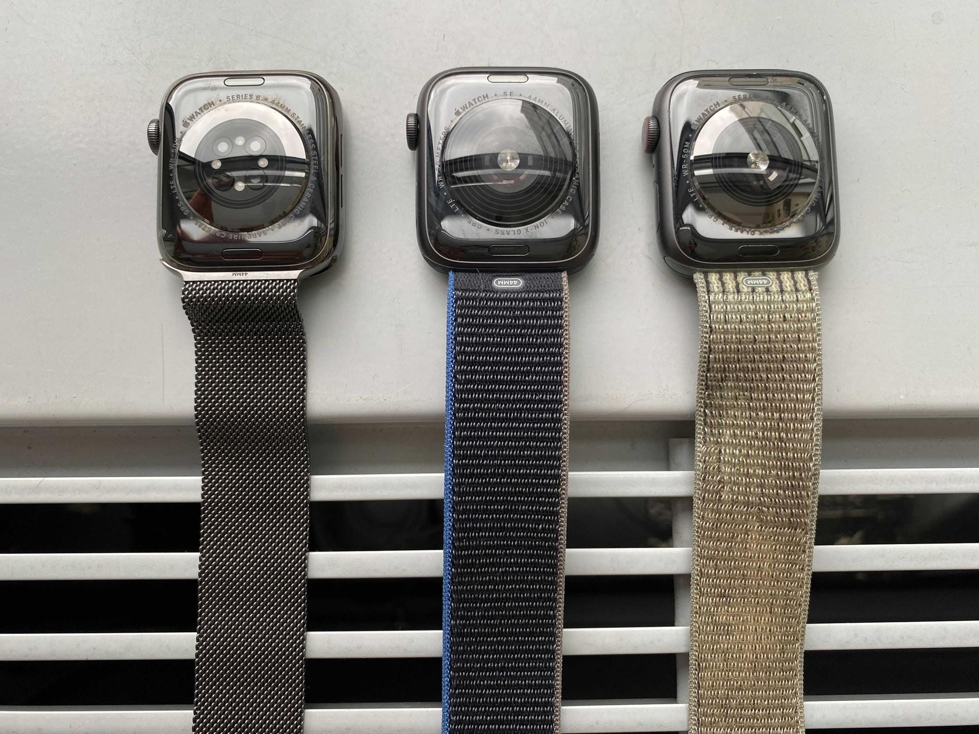 Die Unterschiede werden auf der Rückseite sichtbar: Hier liegen, von links nach rechts: Watch Series 6, Watch SE und Watch Series 5. Die beiden äußeren Modelle haben zusätzlich den Metallring für die EKG-Messung, die Series 6 hat als einzige die vier Aussparungen für Dioden und Photosensoren, mit denen der Blutsauerstoffgehalt bestimmt wird.