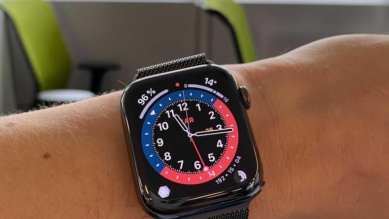 Die Apple Watch Series 6 mit aktivem Display...