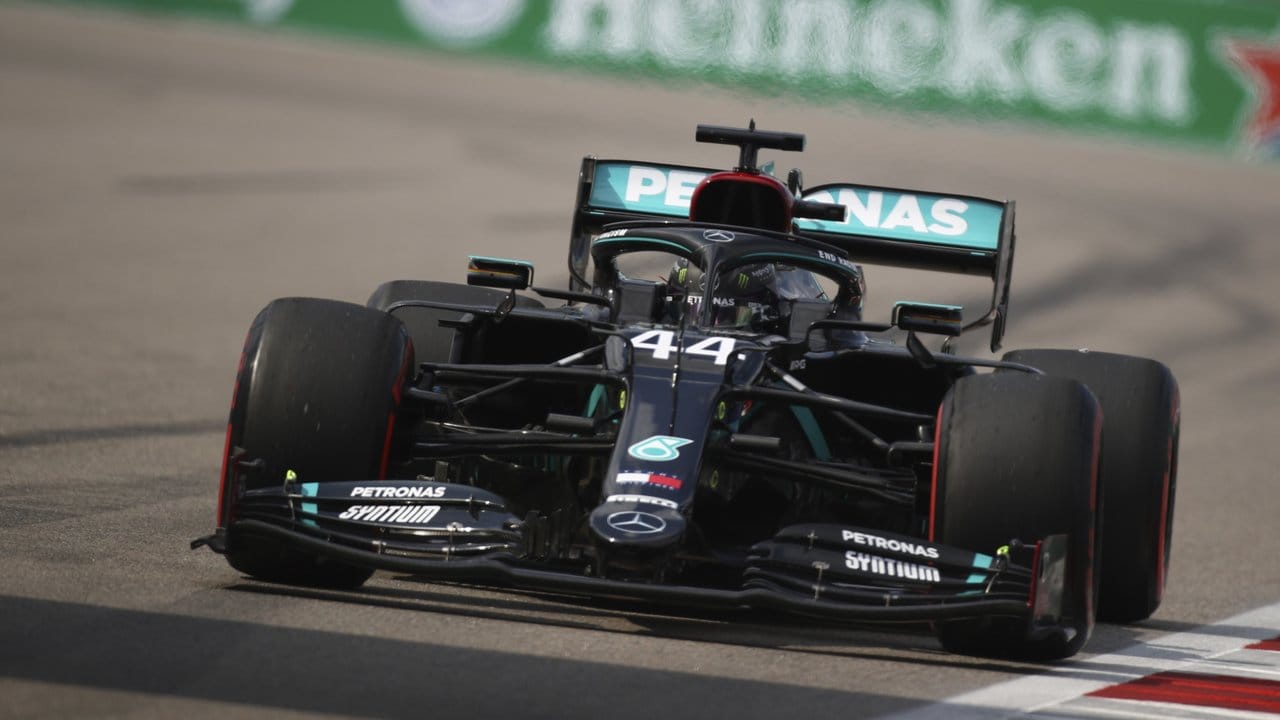 Mercedes-Pilot Lewis Hamilton hat sich in Sotschi die Pole Position gesichert.