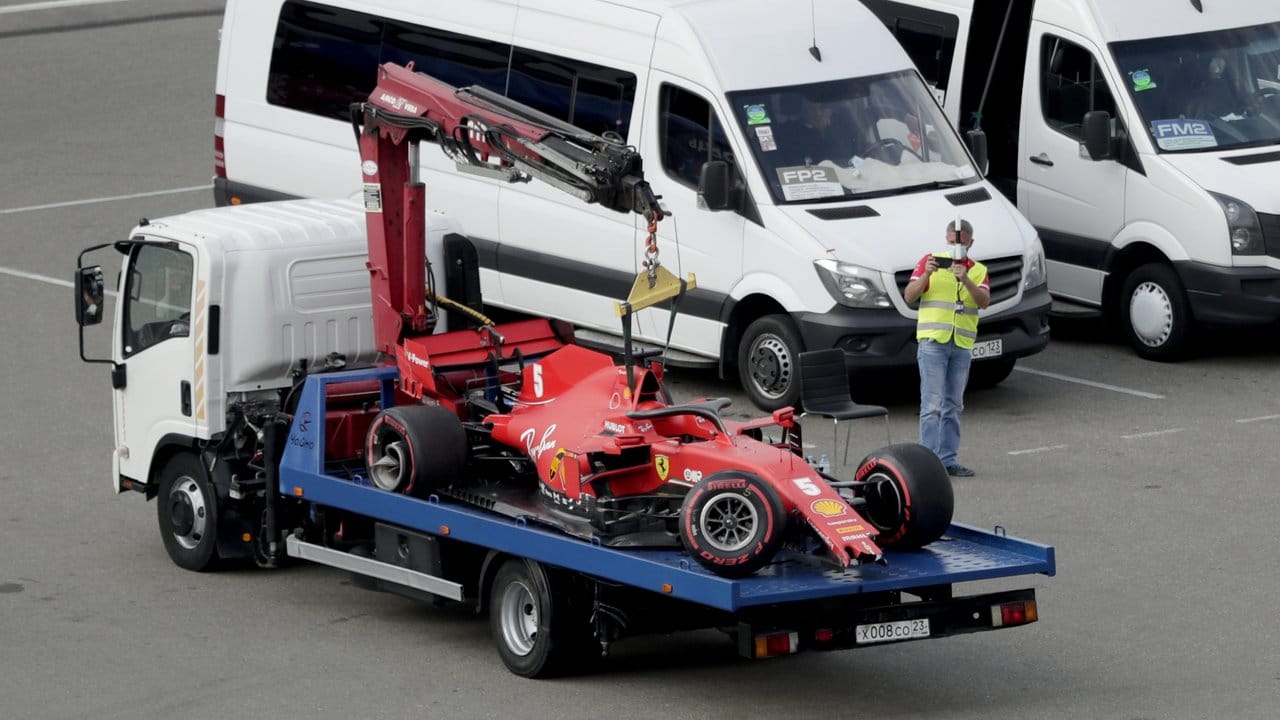 Sebastian Vettels Ferrari musste nach dem Unfall abtransportiert werden.