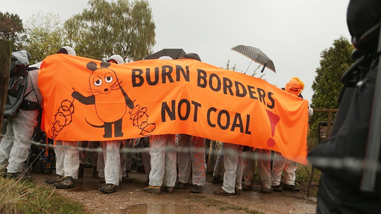 Klimaschutz-Aktivisten demonstrieren für ein sofortiges Ende der Stromerzeugung aus Kohle und Gas.