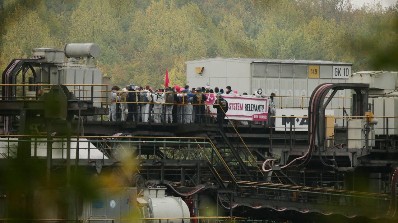 Aktivisten blockieren im Tagebau Garzweiler eine Kohle-Förderanlage.