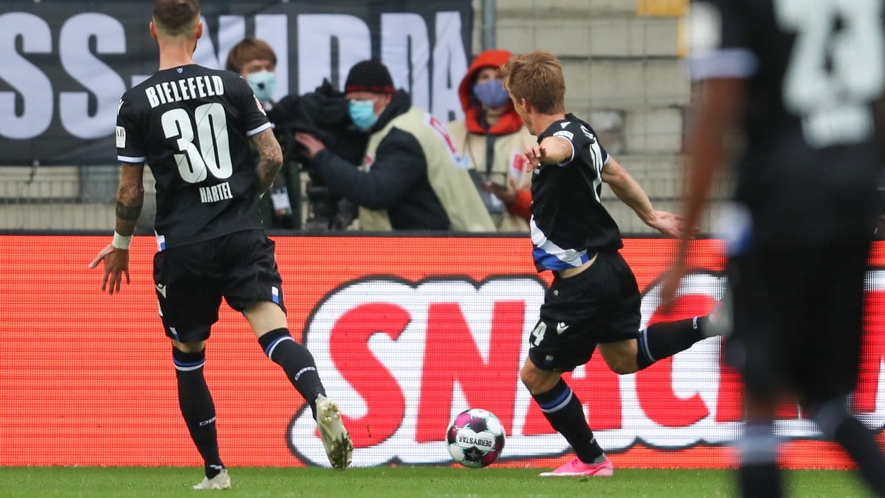 Der Bielefelder Joan Simun Edmundsson schießt den Ball zum 1:0 ins Netz.
