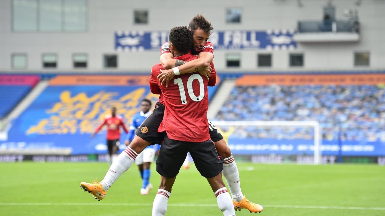 Man Uniteds Marcus Rashford (vorne) und Bruno Fernandes feiern den Sieg gegen Brighton & Hove Albion.