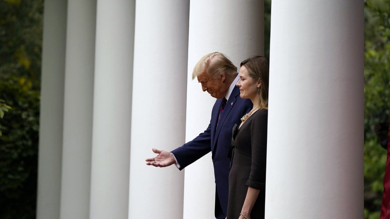 Trump nominiert Barrett für Ginsburg-Nachfolge am Obersten Gericht. Trump nominiert Barrett für Ginsburg-Nachfolge am Obersten Gericht.