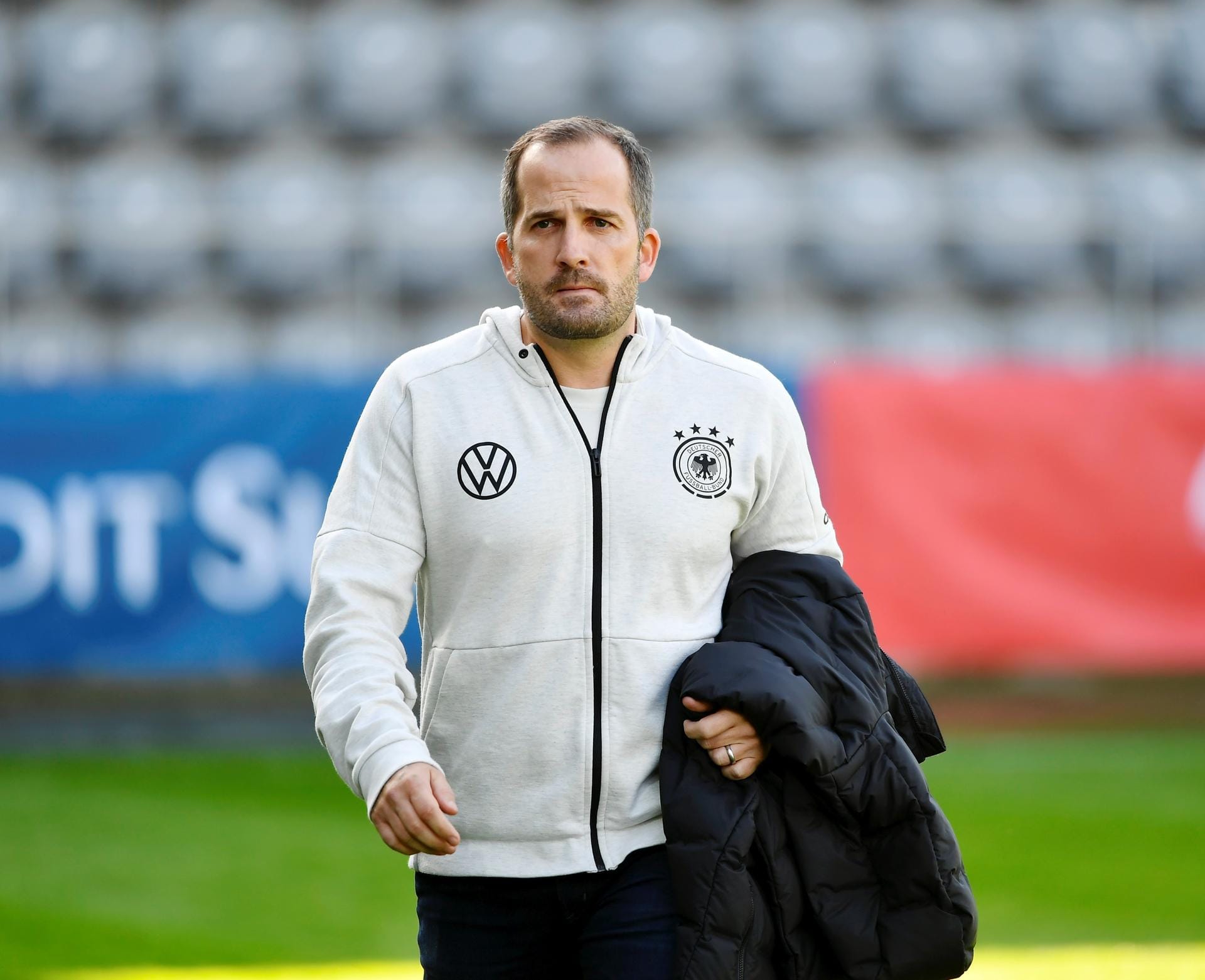 Manuel Baum: Der 41-Jährige ist aktuell Trainer der deutschen U20, für ihn wäre also wohl eine Ablöse fällig. Trotzdem soll der frühere Trainer des FC Augsburg (2016-2019) laut "Sky" Top-Kandidat auf die Nachfolge von David Wagner bei den Königsblauen sein.