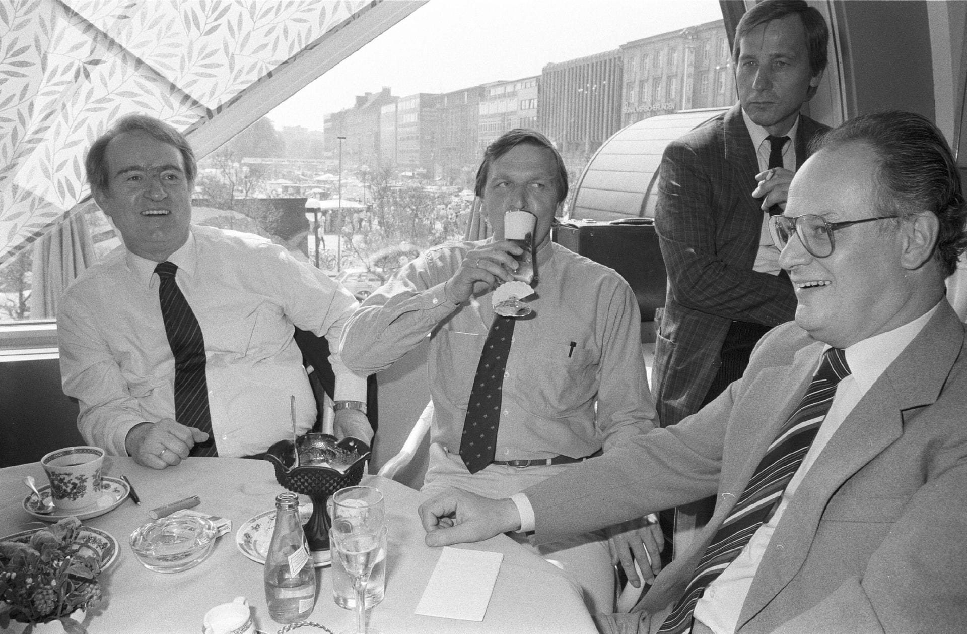 Im Jahr 1986 sitzen Clement, Rau und Gerhard Schröder an einem Tisch. Schröder kandidierte erstmals für das Ministerpräsidentenamt in Niedersachsen. Clement wurde 1989 unter NRW-Ministerpräsident Rau Staatssekretär und Chef der Staatskanzlei. Nach der Landtagswahl 1990 bekleidete er dieses Amt im Range eines Ministers für besondere Aufgaben.