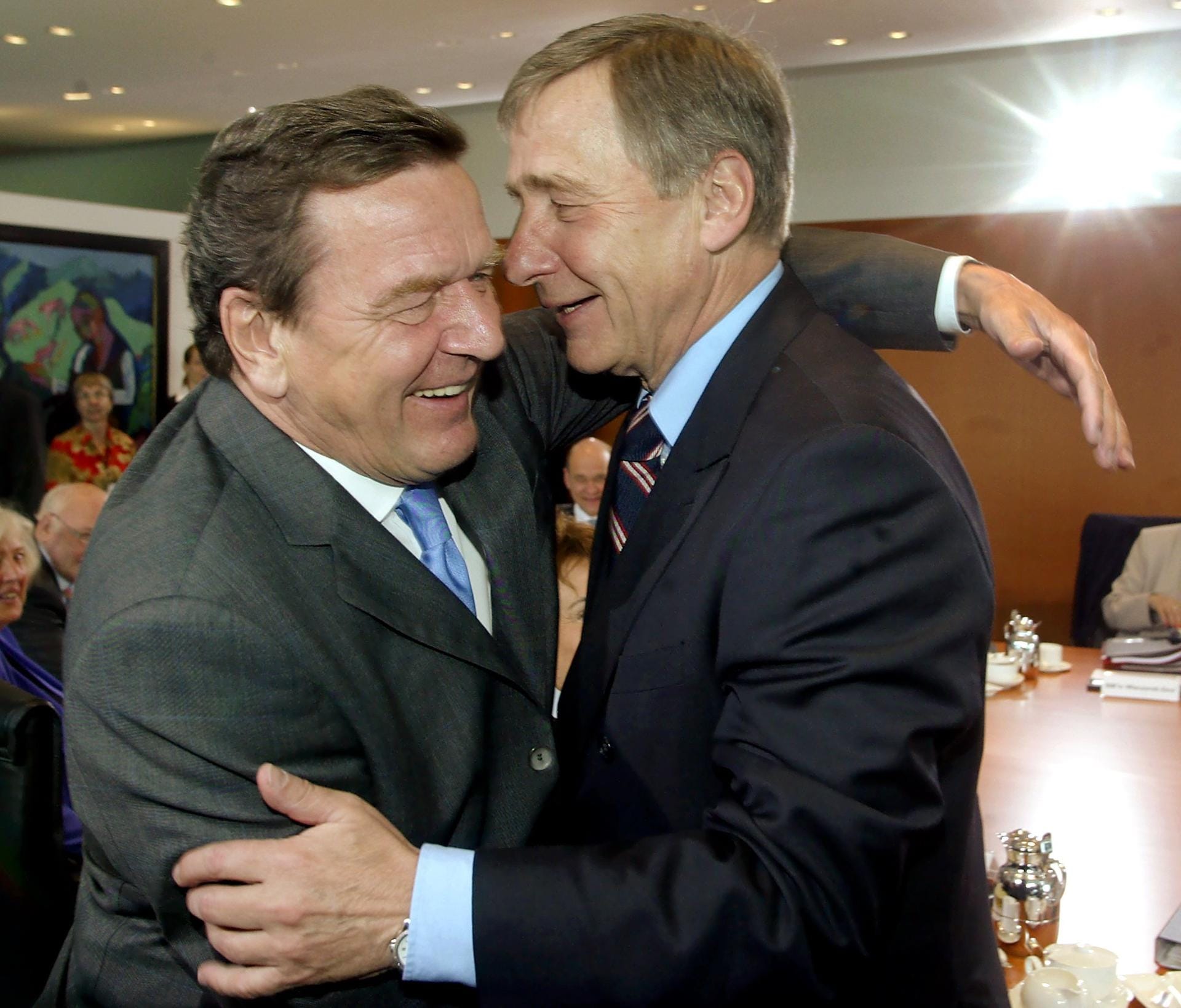 1998 wurde Schröder zum Bundeskanzler gewählt. Nach seiner Wiederwahl im Jahr 2002...