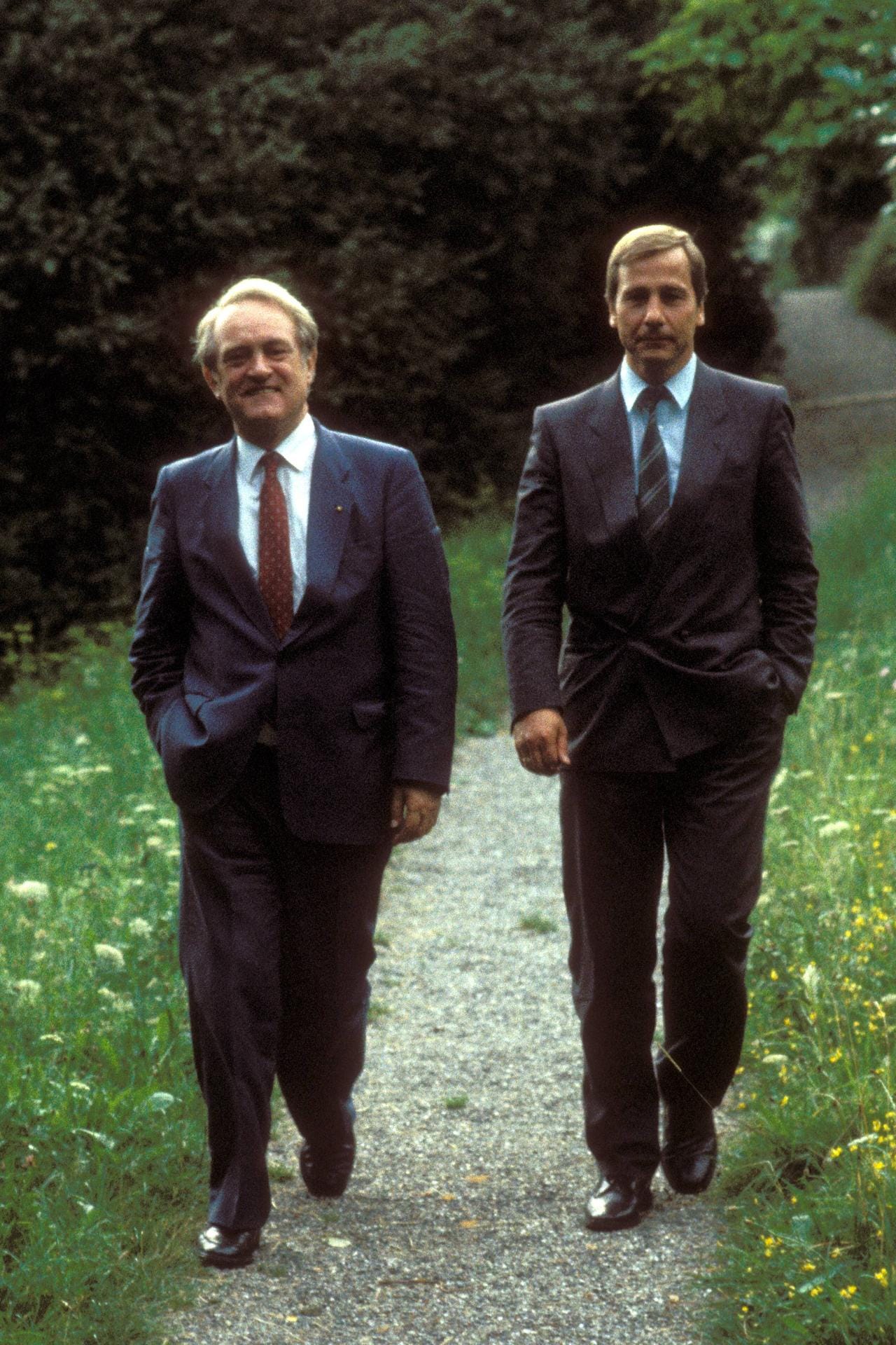 Clement studierte Rechtswissenschaften, arbeitete ab 1968 aber als Journalist. Nach langer Zeit bei der Westfälischen Rundschau wurde er von 1981 bis 1986 Sprecher des SPD-Bundesvorstandes und von 1985 bis 1986 zugleich stellvertretender Bundesgeschäftsführer der SPD. Hier spaziert er mit dem ehemaligen NRW-Ministerpräsidenten Johannes Rau im Jahr 1986 durch einen Park.