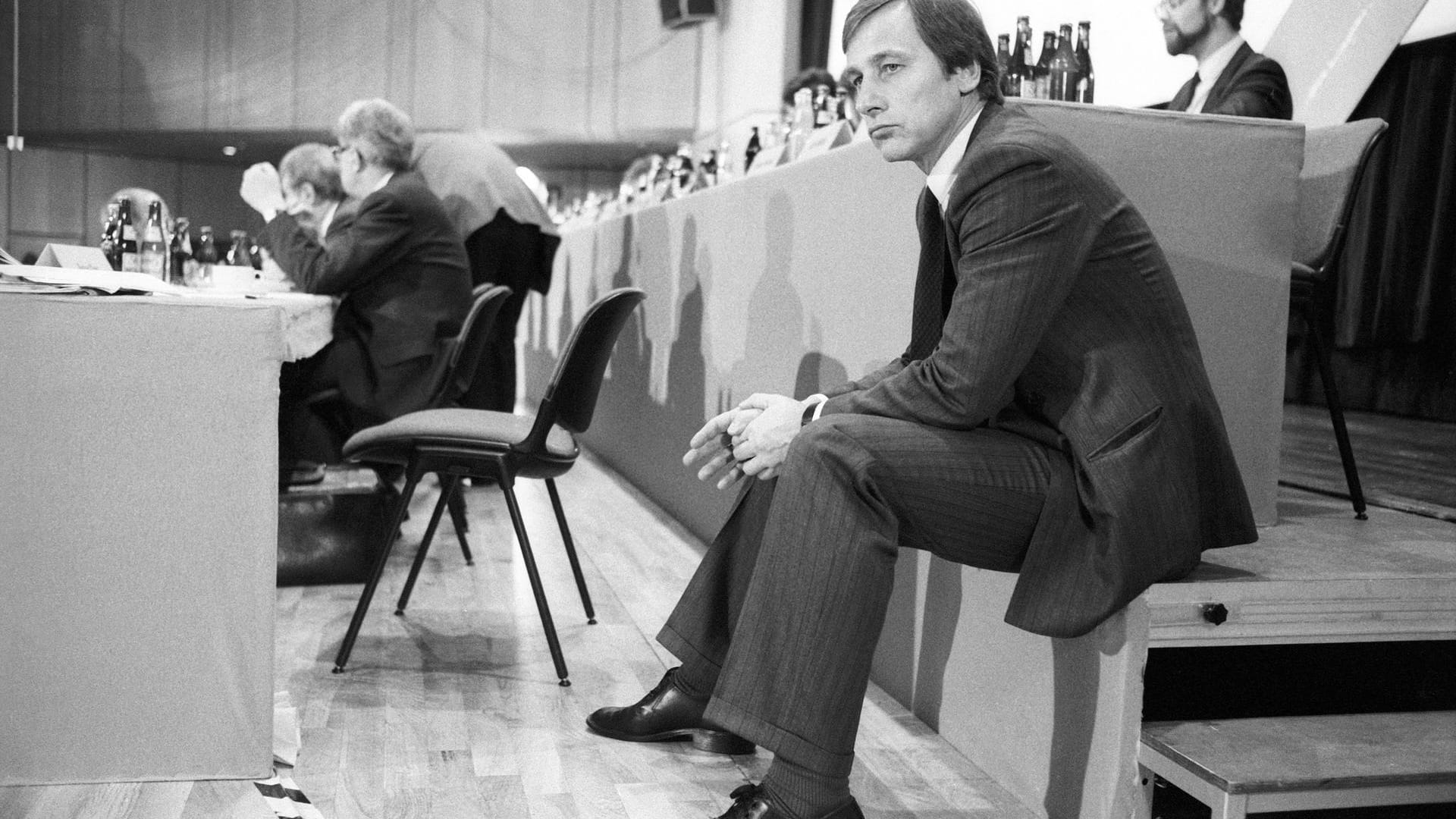 Clement wurde 1940 als Sohn eines Baumeisters in Bochum geboren. 1970 trat er in die SPD ein. Hier ist er bei einem SPD-Treffen in Ahlen im Jahr 1985 zu sehen.