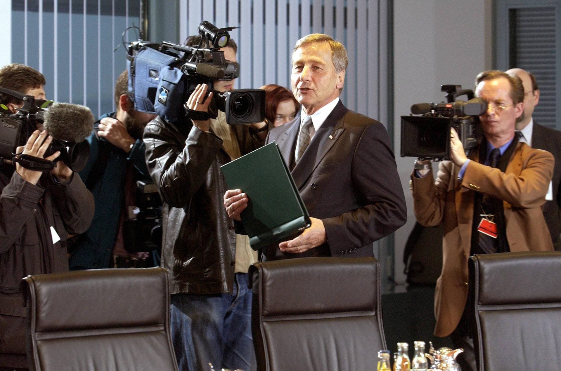 Im Kabinett Schröder II übernahm Clement das neu geschaffene "Superministerium" aus Wirtschafts- und Arbeitsministerium. Er setzte als zuständiger Minister die "Agenda 2010" um und geriert deshalb in starke Konflikte mit den Grünen und der SPD-Basis.