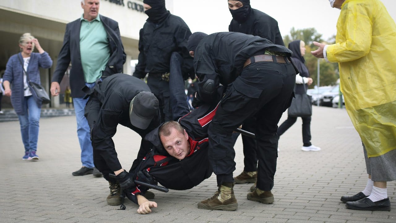 Polizisten nehmen in Minsk einen Demonstranten fest.