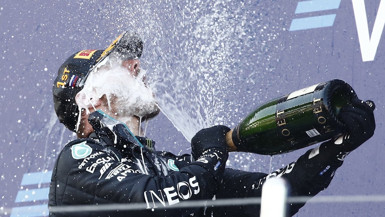 Der finnische Mercedes-Pilot feierte seinen Sieg mit Champagner.