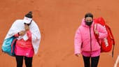 Die Spielerinnen und Spieler passen sich den kühlen Temperaturen in Paris an. Am Sonntag pendelten die Gradzahlen zwischen zehn und 15.