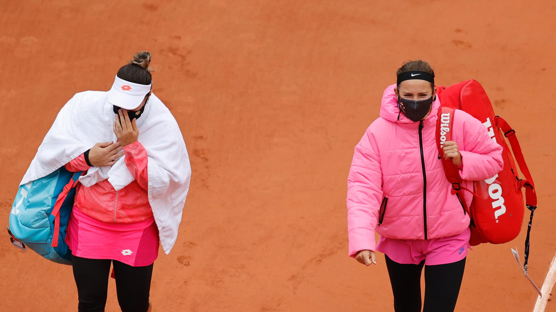 Die Spielerinnen und Spieler passen sich den kühlen Temperaturen in Paris an. Am Sonntag pendelten die Gradzahlen zwischen zehn und 15.