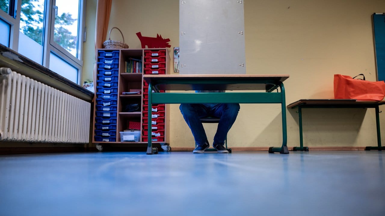 Ein Mann gibt in einem Wahllokal in Düsseldorf seine Stimme ab.