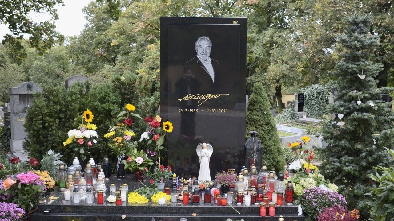 In der Erinnerung lebt er weiter: Karel Gott. In der Erinnerung lebt er weiter: Karel Gott.