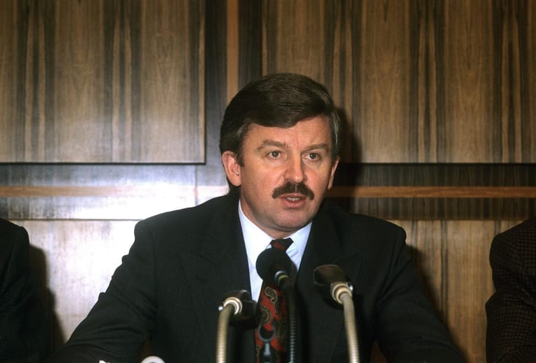 Jürgen Möllemann (FDP), 1993: Mit dem offiziellen Briefkopf des Wirtschaftsministeriums bewarb Möllemann in Briefen das Produkt eines Verwandten. Dafür musste er abdanken.