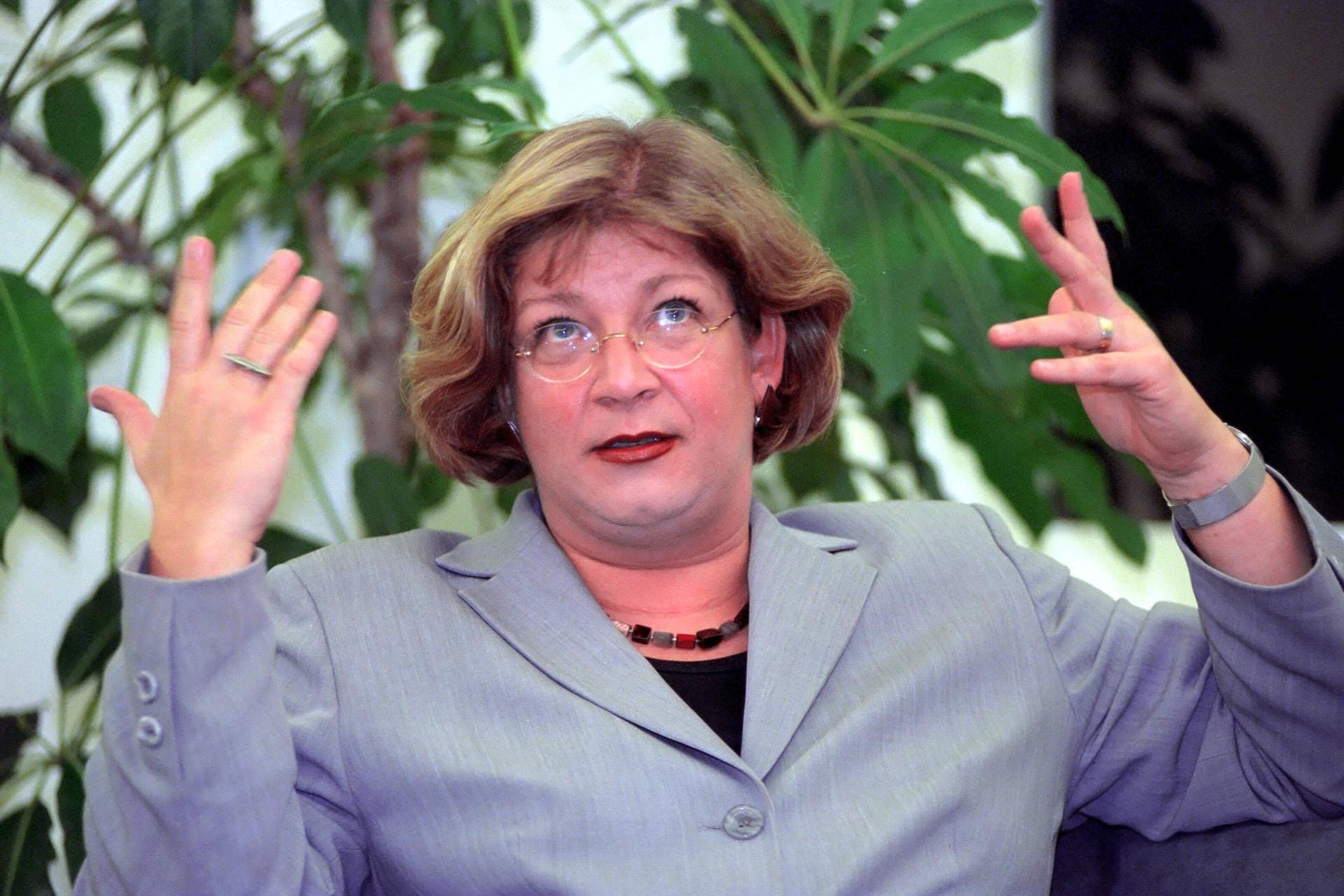 Andrea Fischer (Grüne), 2001: Die Gesundheitsministerin musste in der BSE-Krise gehen, der Zeit des Rinderwahns. Aber auch wegen massiven Drucks in der Partei, wie sie später betont.
