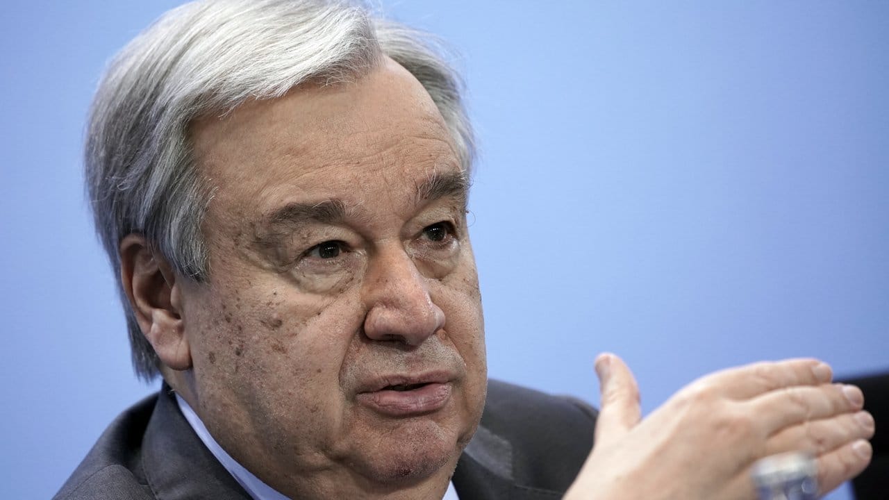 Antonio Guterres, Generalsekretär der Vereinten Nationen, rief die Menschen weltweit auf, sich weiter an die Abstands- und Hygieneregeln zu halten sowie Masken anzuziehen. Antonio Guterres, Generalsekretär der Vereinten Nationen, rief die Menschen weltweit auf, sich weiter an die Abstands- und Hygieneregeln zu halten sowie Masken anzuziehen.