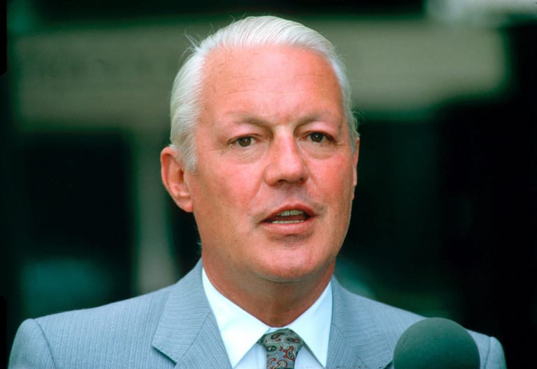 Gerhard Stoltenberg (CDU), 1992: Der Verteidigungsminister ließ Panzer an die Türkei liefern, obwohl der Bundestag das untersagt hatte. Stoltenberg übernahm mit einem Rücktritt die Verantwortung.