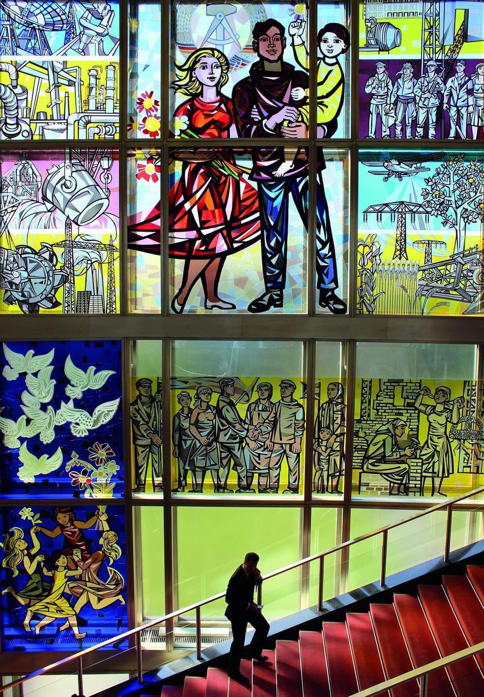 Staatsratgebäude: Diese kolorierten Glasfenster mit dem Titel "Darstellung aus der Geschichte der deutschen Arbeiterbewegung" gestaltete Walter Womacka.