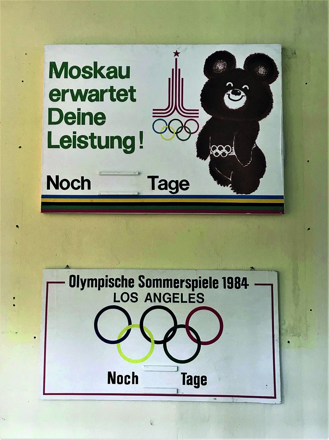 Leistungsdruck: Diese Art "Wandkalender" sollte die Athleten im Trainingszentrum des Deutschen Turn- und Sportbundes in Kienbaum motivieren. Zu Olympia in Los Angeles 1984 reiste die Mehrzahl der Ostblock-Athleten wegen einer Verhärtung des Kalten Krieges nicht an.