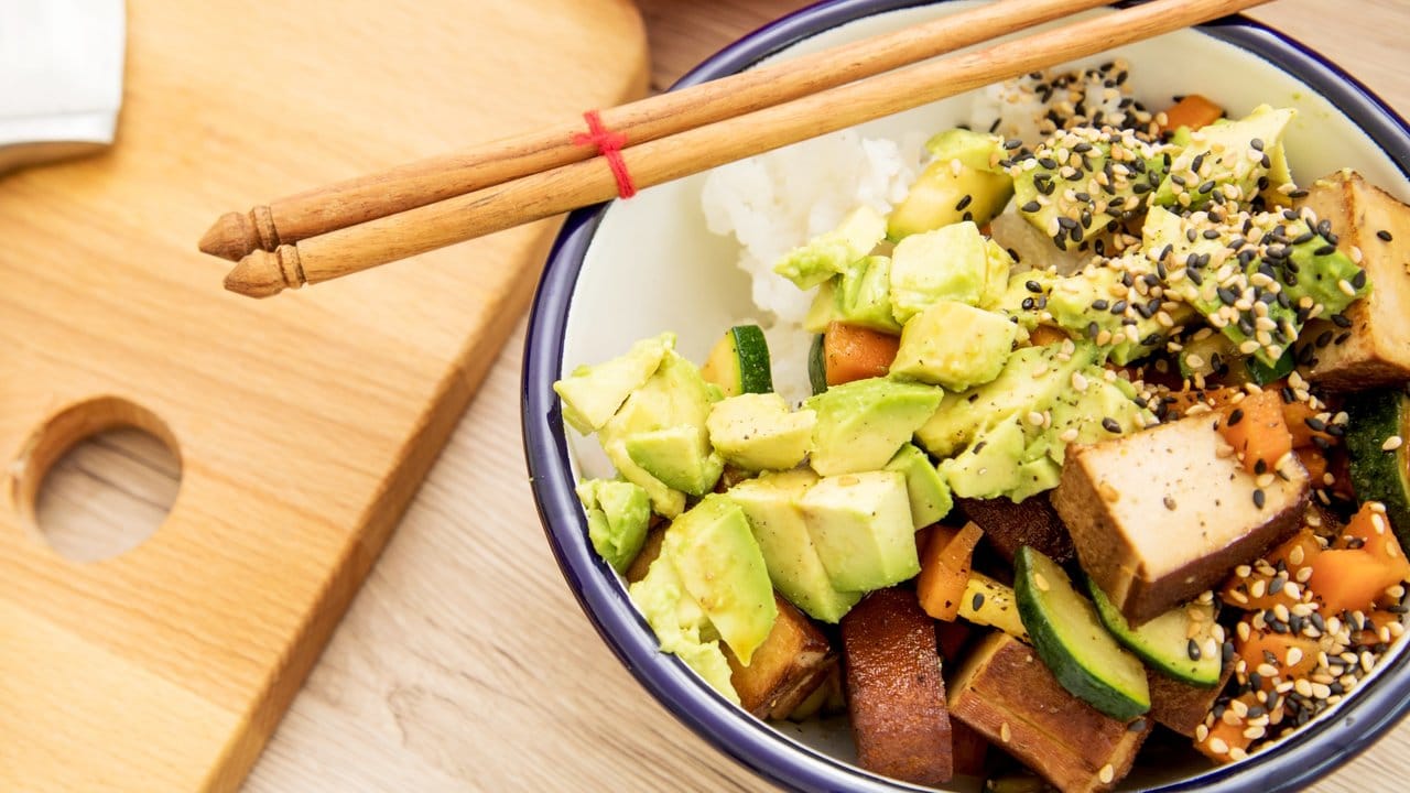 Aus Tofu, Avocado und anderen Zutaten lässt sich eine schmackhafte Bowl zubereiten.